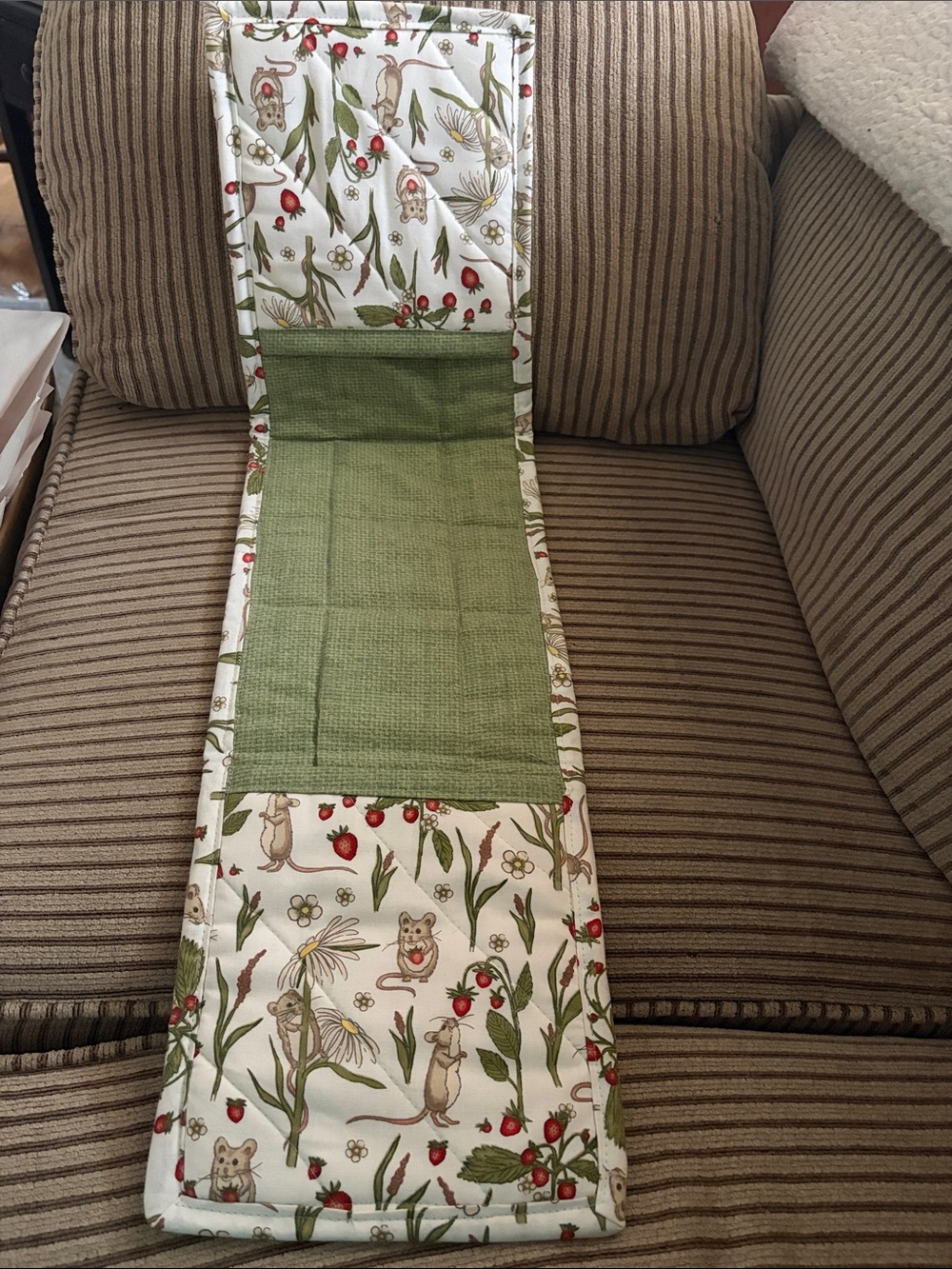NWOT- Green Center Quilted Floral & Wildlife couch caddy